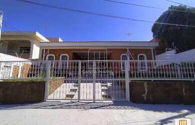 Imagem: A casa possui 3 Dormitórios, 4 Banheiros, 4 Vagas na garagem