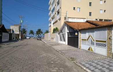 Imagem: A casa possui 2 Dormitórios, 2 Vagas na garagem e está localizado