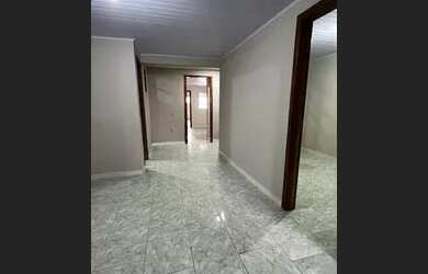 Imagem: A casa possui 4 Dormitórios, 2 Banheiros, 1 Vaga na garagem