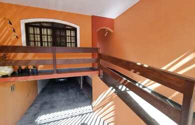 Imagem: A casa possui 3 Dormitórios, 2 Banheiros, 5 Vagas na garagem