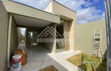 Imagem: A casa possui 2 Dormitórios, 1 Banheiro, 1 Vaga na garagem