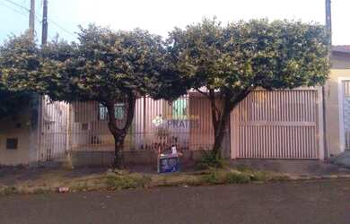 Imagem: A casa possui 3 Dormitórios, 2 Banheiros, 3 Vagas na garagem