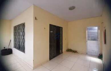 Imagem: A casa possui 3 Dormitórios, 1 Banheiro, 1 Vaga na garagem