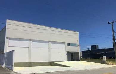 Imagem: O depósito possui 5 Vagas na garagem, 690m² de Área e está