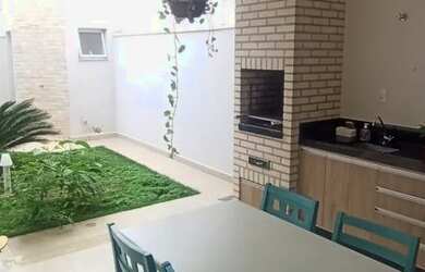 Imagem: A casa em condomínio possui 3 Dormitórios, 2 Banheiros, 4