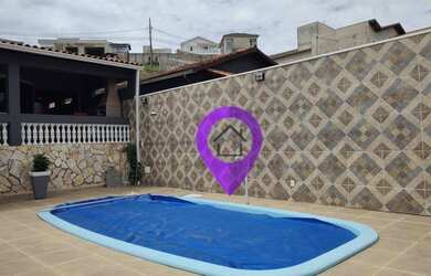 Imagem: A casa possui 3 Dormitórios, 2 Banheiros, 4 Vagas na garagem