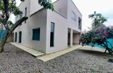 Imagem: A casa possui 4 Dormitórios, 4 Banheiros, 4 Vagas na garagem