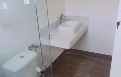 Imagem: A casa possui 3 Dormitórios, 5 Banheiros, 2 Vagas na garagem