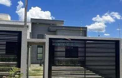 Imagem: A casa possui 3 Dormitórios, 2 Banheiros, 2 Vagas na garagem