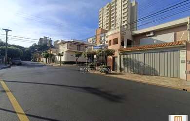 Imagem: A casa possui 3 Dormitórios, 3 Banheiros, 4 Vagas na garagem