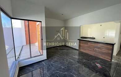 Imagem: A casa possui 3 Dormitórios, 2 Banheiros, 3 Vagas na garagem