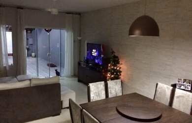 Imagem: A casa possui 4 Dormitórios, 2 Banheiros, 3 Vagas na garagem