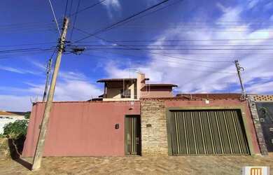 Imagem: A casa possui 3 Dormitórios, 4 Banheiros, 5 Vagas na garagem