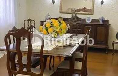 Imagem: A casa possui 4 Dormitórios, 5 Banheiros, 4 Vagas na garagem