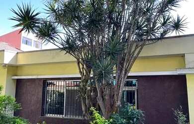 Imagem: A casa possui 3 Dormitórios, 3 Banheiros, 4 Vagas na garagem