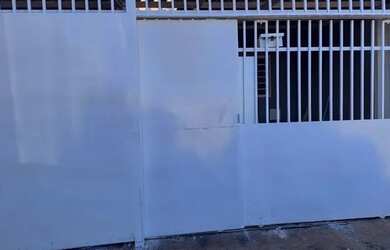 Imagem: A casa possui 2 Dormitórios, 1 Banheiro, 1 Vaga na garagem