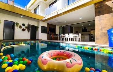 Imagem: A casa em condomínio possui 4 Dormitórios, 5 Banheiros, 4