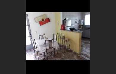 Imagem: A casa possui 4 Dormitórios, 2 Banheiros, 3 Vagas na garagem