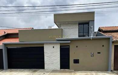 Imagem: A casa possui 3 Dormitórios, 3 Banheiros, 2 Vagas na garagem