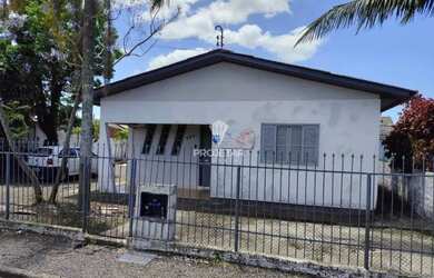 Imagem: A casa possui 3 Dormitórios, 1 Banheiro, 1 Vaga na garagem