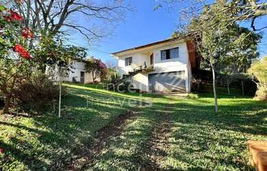 Imagem: A casa possui 3 Dormitórios, 3 Banheiros, 3 Vagas na garagem