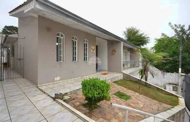 Imagem: A casa possui 3 Dormitórios, 2 Banheiros, 4 Vagas na garagem