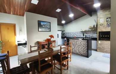 Imagem: A casa possui 3 Dormitórios, 3 Banheiros, 2 Vagas na garagem