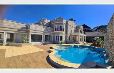 Imagem: A casa em condomínio possui 5 Dormitórios, 5 Banheiros, 5