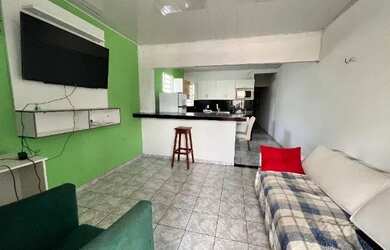 Imagem: A casa possui 4 Dormitórios, 1 Banheiro, 1 Vaga na garagem