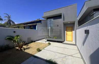 Imagem: A casa possui 3 Dormitórios, 3 Banheiros, 2 Vagas na garagem