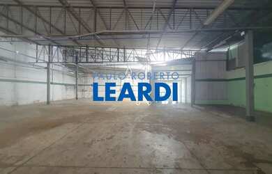 Imagem: O depósito possui 4 Vagas na garagem, 530m² de Área e está