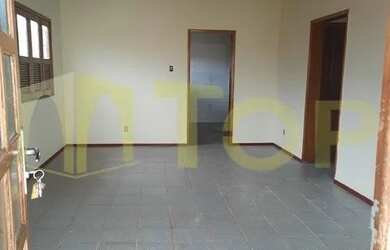 Imagem: A casa possui 3 Dormitórios, 1 Banheiro, 4 Vagas na garagem