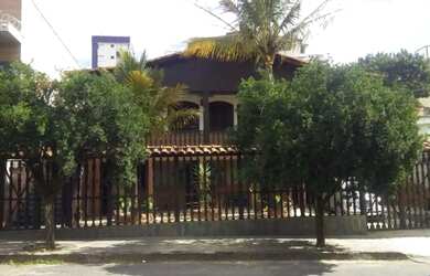 Imagem: A casa possui 4 Dormitórios, 3 Banheiros, 3 Vagas na garagem