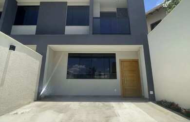 Imagem: A casa possui 3 Dormitórios, 3 Banheiros, 2 Vagas na garagem