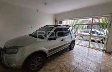 Imagem: A casa possui 3 Dormitórios, 3 Banheiros, 2 Vagas na garagem