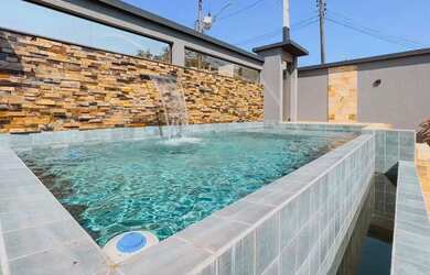 Imagem: A casa possui 4 Dormitórios, 5 Banheiros, 5 Vagas na garagem