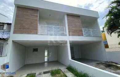 Imagem: A casa possui 3 Dormitórios, 2 Banheiros, 2 Vagas na garagem