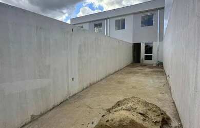 Imagem: A casa possui 2 Dormitórios, 2 Banheiros, 3 Vagas na garagem