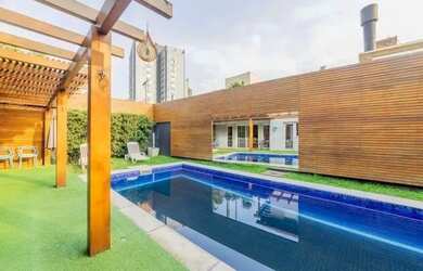 Imagem: A casa possui 3 Dormitórios, 5 Banheiros, 4 Vagas na garagem