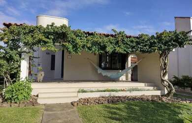 Imagem: A casa possui 4 Dormitórios, 5 Banheiros, 2 Vagas na garagem