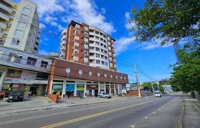 Imagem: O apartamento possui 1 Dormitório, 1 Banheiro, 1 Vaga na garagem