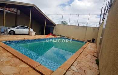 Imagem: A casa possui 2 Dormitórios, 3 Banheiros, 4 Vagas na garagem