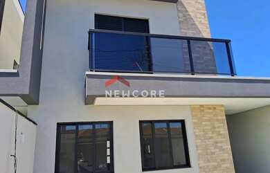 Imagem: A casa possui 2 Dormitórios, 3 Banheiros, 1 Vaga na garagem