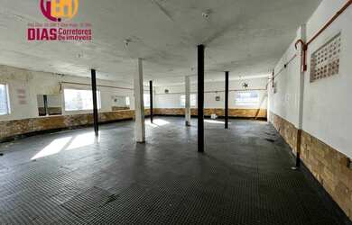 Imagem: O depósito para alugar possui 2 Vagas na garagem e 400m² de