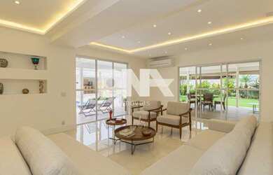 Imagem: A casa em condomínio possui 5 Dormitórios, 5 Banheiros, 2