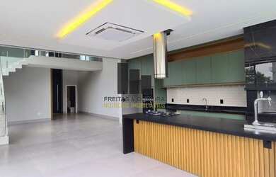 Imagem: A casa em condomínio possui 4 Dormitórios, 5 Banheiros, 4