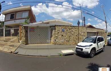 Imagem: A casa possui 3 Dormitórios, 4 Banheiros, 2 Vagas na garagem