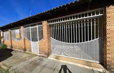 Imagem: A casa possui 3 Dormitórios, 1 Banheiro, 3 Vagas na garagem