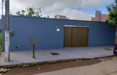 Imagem: A casa possui 3 Dormitórios, 2 Banheiros, 4 Vagas na garagem