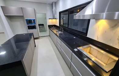 Imagem: A casa possui 3 Dormitórios, 4 Banheiros, 2 Vagas na garagem